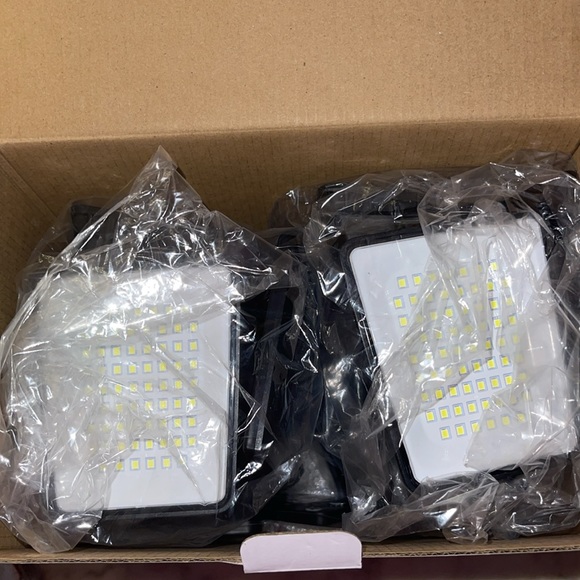 2 pack Daphino 3 head solar lights with remote controls - Picture 8 of 10